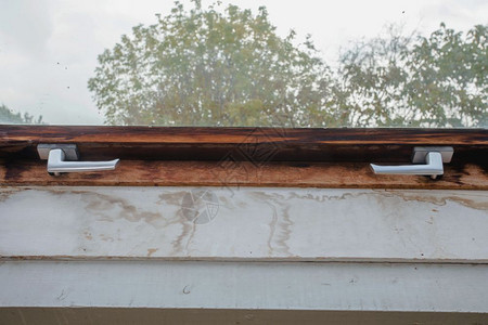 一种屋旧木窗框有脏模在老房子里坏了需要翻新木制的图片
