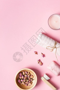 香水美容化妆品和身体护理治疗概念并有影印空间创形顶端视图平面板配有浴室件机的DIY玫瑰香皂和粉红色背景碗中的干花粉色基本木制图片