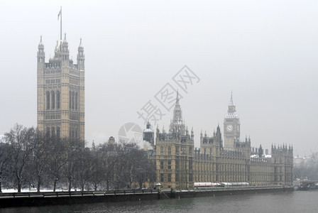 钟水王国议会大厦和本威斯敏特伦敦英格兰在寒冷下雪温特斯柯克日图片