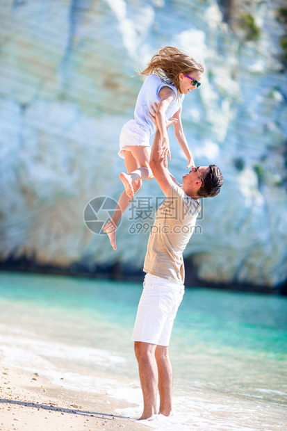 自然快乐的父亲和他可爱小女儿享受暑假快乐爸和他可爱的小女儿在热带海滩玩得开心愉快的欢父亲和他可爱的小女儿海洋外部图片