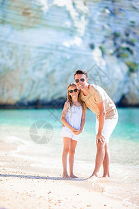 快乐的父亲和他可爱小女儿享受暑假快乐爸和他可爱的小女儿在热带海滩玩得开心愉快的欢父亲和他可爱的小女儿年轻微笑喜悦图片