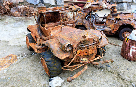 古董发明了用生活垃圾制成的复古风格金属玩具车用生活垃圾制成的锈玩具车基辅邋遢图片