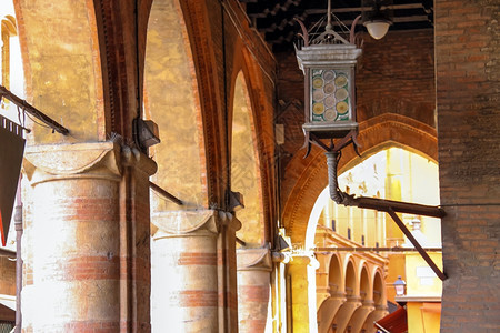 文化意大利博洛尼亚PalazzoComunale院子里的古老灯笼拱玻璃图片