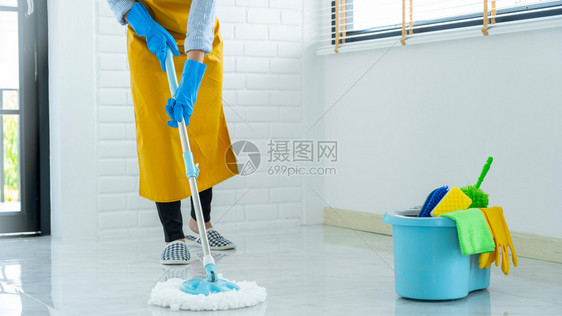 专业的拖地消毒剂带把和水桶的女管家与清洁工一起负责家庭清洁地板下层护理和清洁服务图片