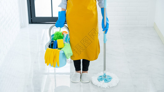 洗带拖把和水桶的女管家与清洁工一起负责家庭清洁地板下层护理和清洁服务家政地面图片