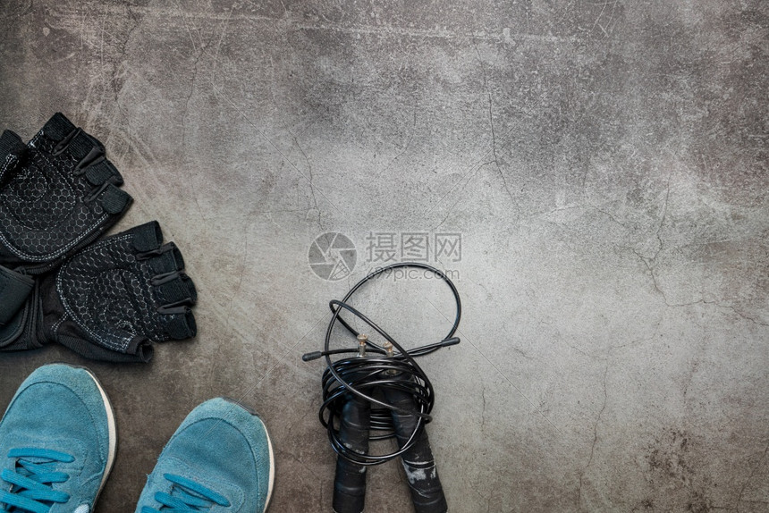 平坦的合身运动服使用灰色背景的跳绳设备带有复制空间的顶端视图Name图片