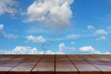 空木桌间平台和云与天空背景用于产品显示时的补装气候风美丽图片