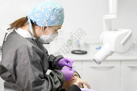 牙科医生为病人做手术图片
