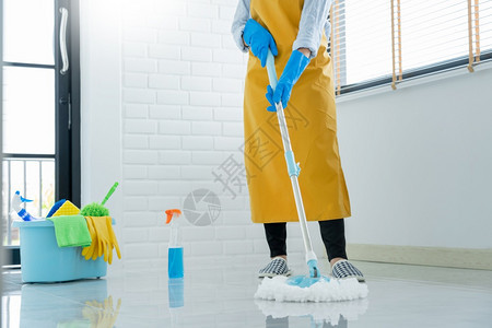 新鲜的带拖把和水桶女管家与清洁工一起负责家庭清洁地板下层护理和清洁服务职业制图片