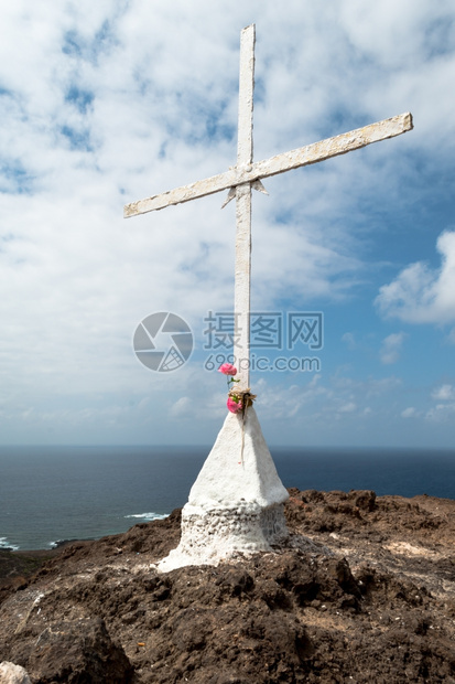 天空云基督十字与小粉红花在基底摇滚希望图片