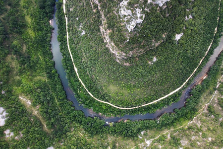 空气Ebro河峡谷在西班牙布尔戈斯的空中观察西班牙布尔戈斯的Ebro河峡谷生态流动图片