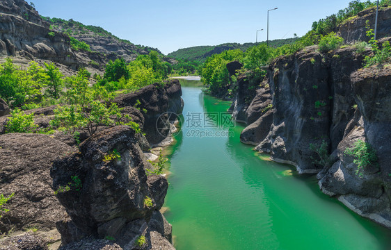 希腊Venetikos河峡谷希腊Meteora附近有绿水河峡谷旅游天景观图片