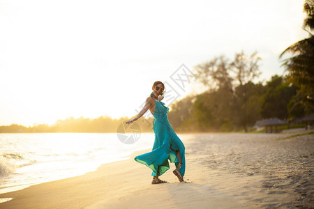 成人眼镜岛身着绿色衣服在夏日Vacaitton海滩放松的美丽亚洲年轻女子图片