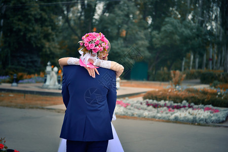 新郎手上漂亮的婚礼花束在新娘手上接吻白色的装饰风格幸福图片