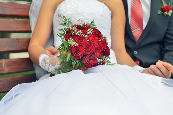 女孩新郎手上漂亮的婚礼花束在新娘手上接吻乡村浪漫图片