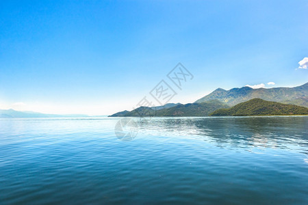 旅行亚得里海日落时的得里海山脉蒙特涅格里亚海景色山洋峡湾图片