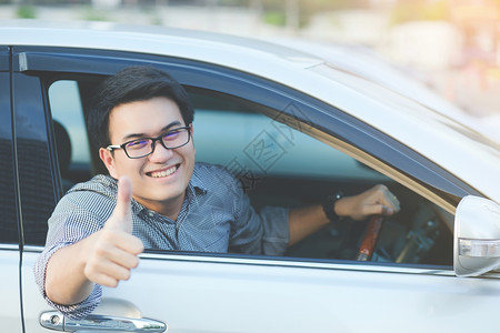 土地司机一个男人驾驶在停车场汽图片