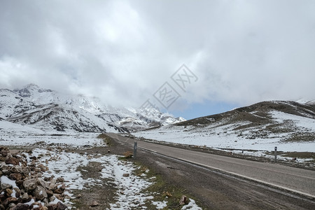 高山生态摩洛哥海图地集山脉中满天有云的山峰环绕着雪盖满山顶的空铺面公路高的图片