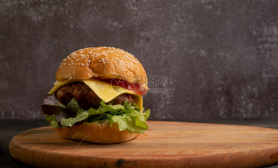 快餐鲜新的自制汉堡包菜生番茄芝士和切西红柿一起在割板上片烹饪图片