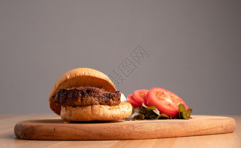 胖的快速地鲜新自制汉堡包菜生番茄芝士和切西红柿一起在割板上种图片