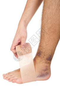 伤害脚踝扭的年轻男子用医疗绷带隔离在白色背景上保护张量图片