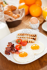 熏肉照片早餐桌和一盘美味的英语早餐盘午番茄图片