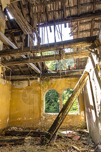 一座屋顶破碎的旧房子被废弃内地墟一种垃圾图片