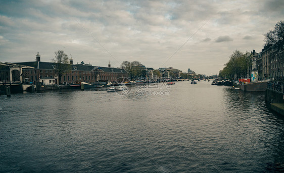 城市建筑学具有阿姆斯特丹河流运漂亮房子的可舒适欧洲建筑日落图片