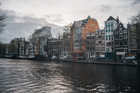 荷兰语建筑学具有阿姆斯特丹河流运漂亮房子的可舒适欧洲建筑温暖图片