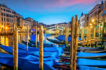 威尼斯的城市景象在意大利与贡多拉斯在日出时家封锁城市景观图片