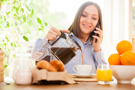 白种人饮食在职的女商人正吃早餐图片