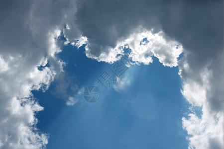 发光的美丽线浓云形成一个拱门太阳束的光芒图片