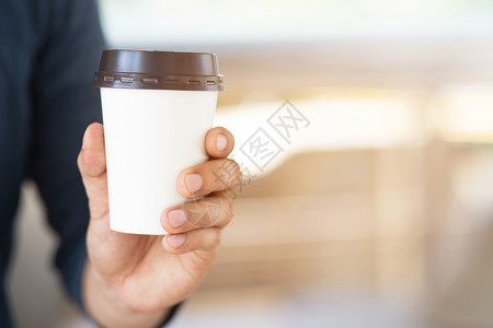 一个男人早上喝热咖啡着成人店女图片