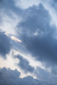部分地风暴自然白日部分覆盖天空的灰色云彩图片