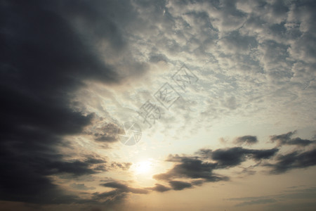 白日部分覆盖天空的灰色云彩抽象部分地危险图片