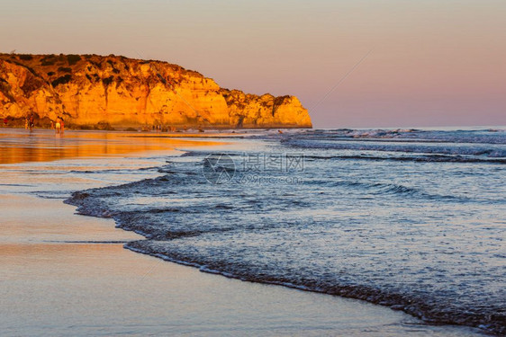 大西洋海岸线葡萄牙阿尔加韦拉各斯PortodeMos海滩日落图片