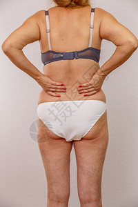 复制空间身着内衣的年长妇女白孤立背景因疼痛而忍住躯干卫生保健图片
