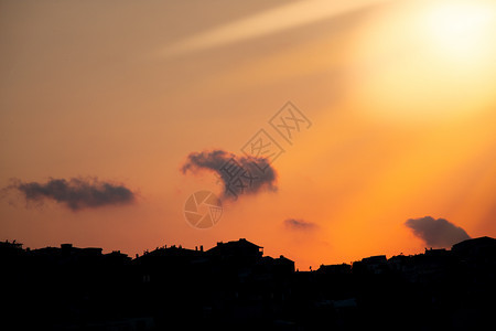 夏天雷白日部分覆盖天空的灰色云彩气象图片