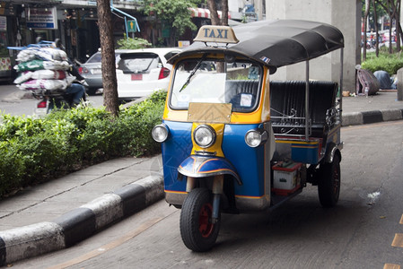 建筑学文化曼谷街上提供TUKTUK运输工具城市图片