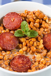 美味的扁豆炖肉和白菜一顿饭碗西班牙语图片