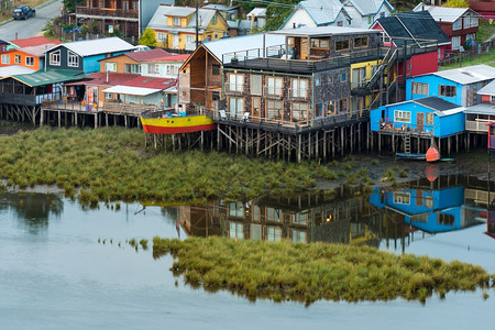海洋在智利南部Chiloe岛的Castro市中传统的石塔房屋被称为dalafitos帕拉菲托湖图片