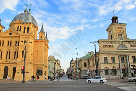 LodzCentral街中央洛兹一带走在市街道圣灵的起源波兰洛兹市中央街LodzPiotrkowska下午洛兹皮奥科夫斯基中心街图片