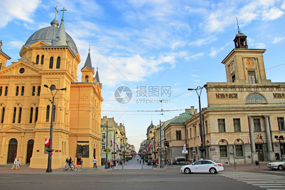 LodzCentral街中央洛兹一带走在市街道圣灵的起源波兰洛兹市中央街LodzPiotrkowska下午洛兹皮奥科夫斯基中心街图片