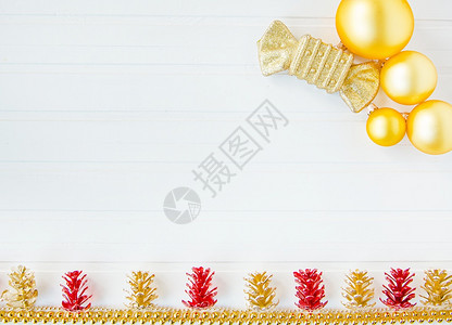 白色背景上的圣诞装饰球和花环雪人形式的帽子中三个彩色气球放置文字圣诞作的地方圣诞装饰球和白色背景上的花环圣诞作文冬天复制广告图片