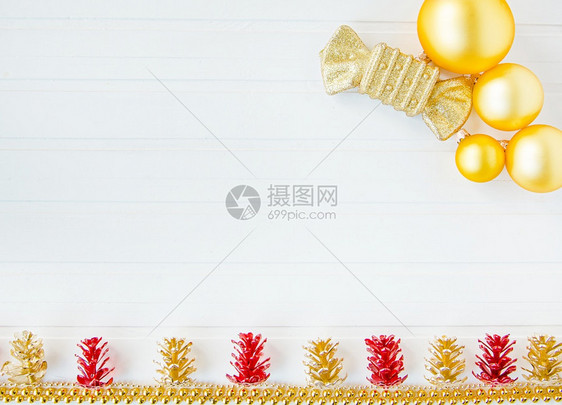 白色背景上的圣诞装饰球和花环雪人形式的帽子中三个彩色气球放置文字圣诞作的地方圣诞装饰球和白色背景上的花环圣诞作文冬天复制广告图片