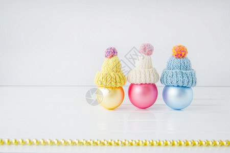 白色背景上的圣诞装饰球和花环雪人形式的帽子中三个彩色气球放置文字圣诞作的地方圣诞装饰球和白色背景上的花环圣诞作文欢迎乡村季节图片
