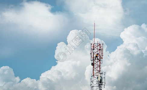 天空4克蓝白云电信塔工人在上安装5g设备通信技术电行业移动或5g网络白色的图片