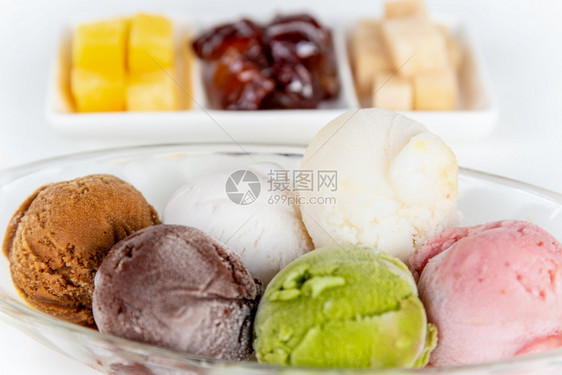 粉色的种类可口一组白桌背景上不同颜色的彩冰淇淋紧贴多彩冰淇淋雪糕冰淇淋甜美加工水果泰国式餐品花彩多的冰淇淋白色桌底彩各异的冰淇淋图片