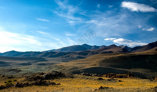 秋天的阿尔泰山和丘陵全景照片秋天的阿尔泰山和丘陵全景照片树木丰富多彩的季节图片