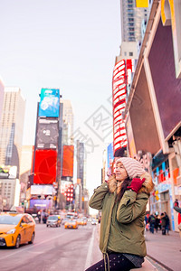 市中心在曼哈顿纽约市美州市当时代广场游客或访问美国纽约曼哈顿的年轻快乐女士时笑着微的美丽年轻女孩国纽约正方形女图片